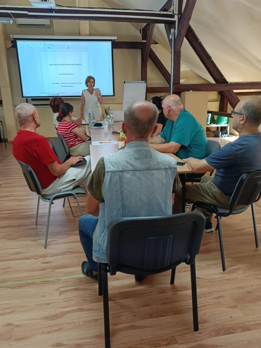 Zdjęcie: Warsztat z pośrednictwa i poszukiwania pracy w projekcie „NOWE PERSPEKTYWY Z KLUBEM INTEGRACJI SPOŁECZNEJ W DĘBICY”